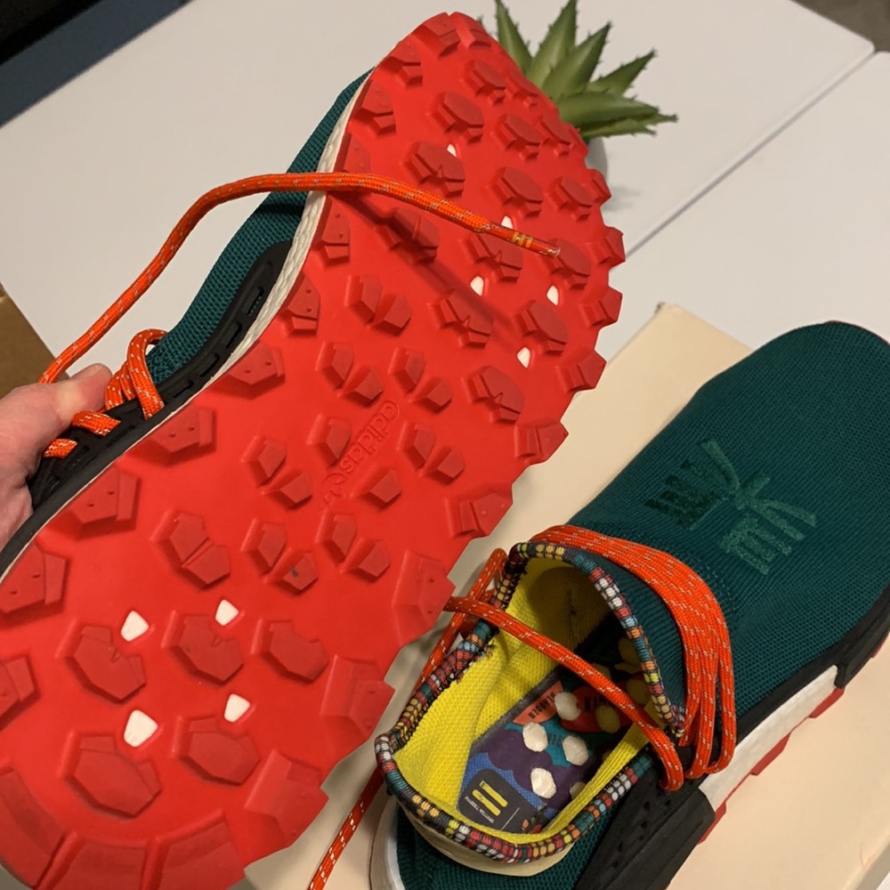 📲 Used Like new Pharrell’s size 9 men’s Solar HU NMD
